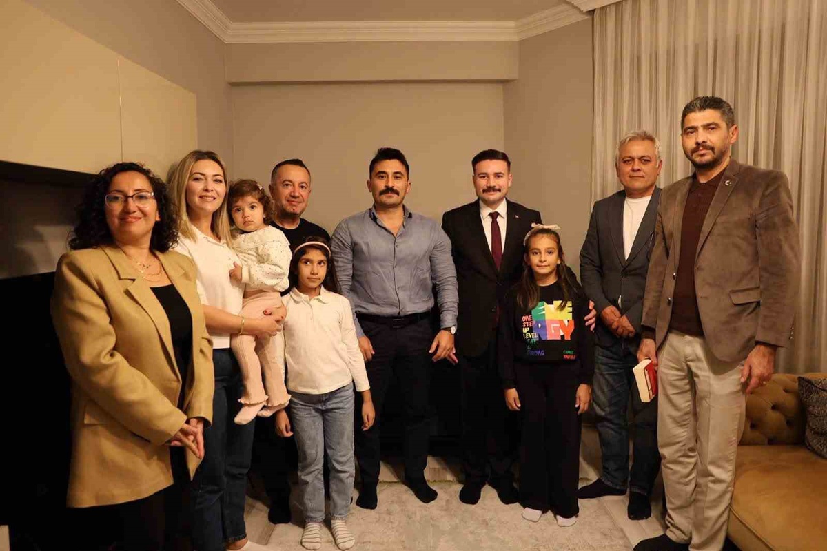 Gökçeada Kaymakamı Osman Acar ve heyet, Şeker ailesinin evinde 30 dakika kitap okudu