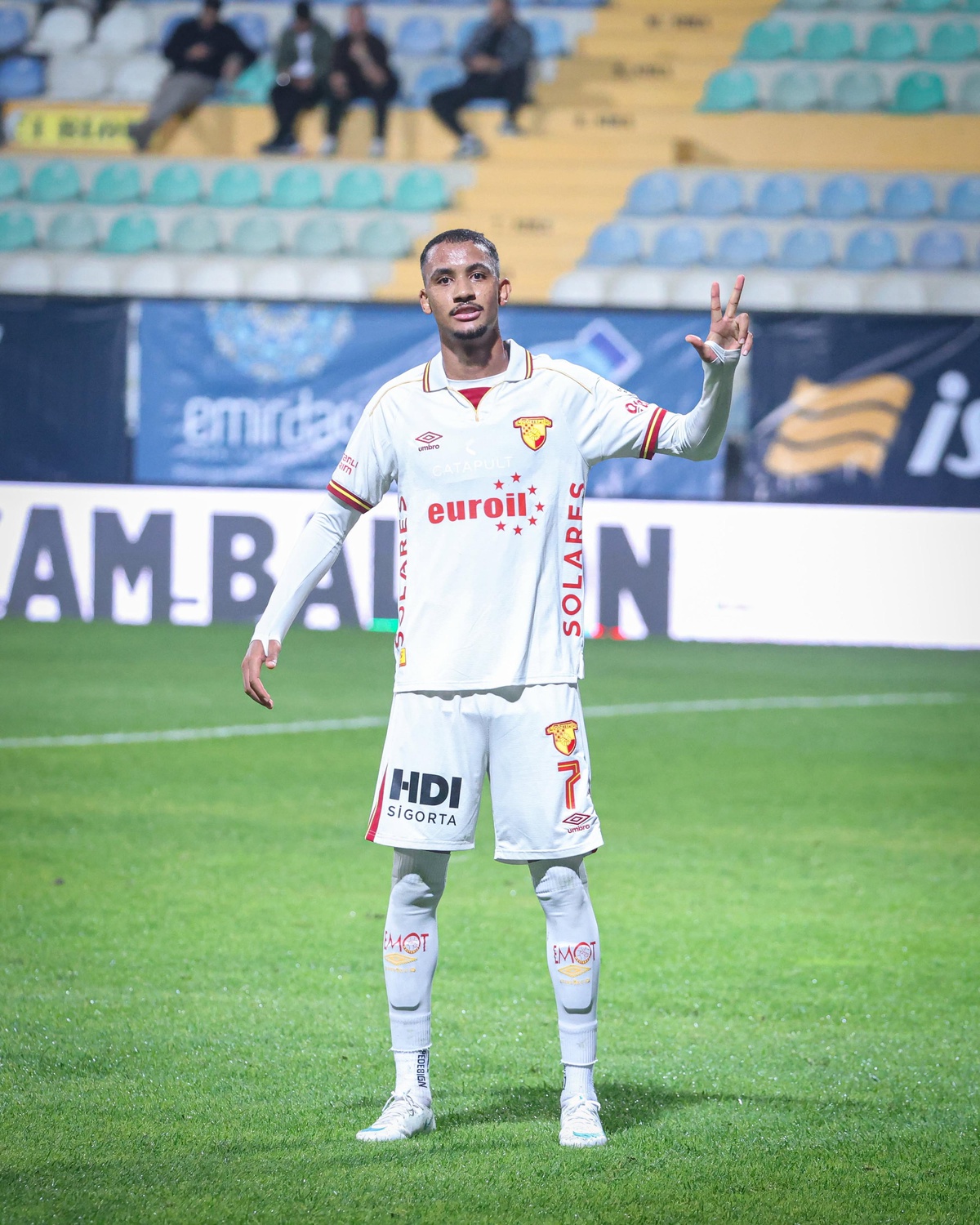 Göztepe, Eyüpspor\'u 4-0 yenip ilk galibiyetini aldı ve Andre Henrique 3 gol attı