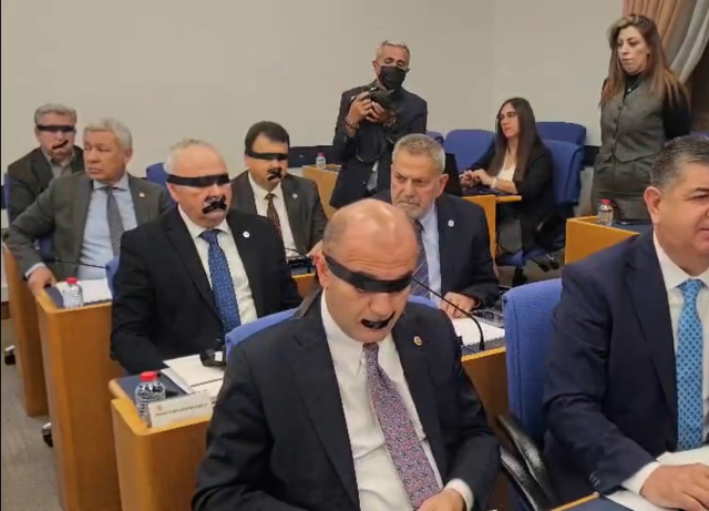 Halk TV’ye kayyum atanması sonrası Yeni Partili vekiller, ağızlarını ve gözlerini bantladı