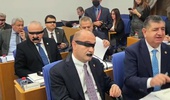 Halk TV’ye kayyum atanması sonrası Yeni Partili vekiller, ağızlarını ve gözlerini bantladı