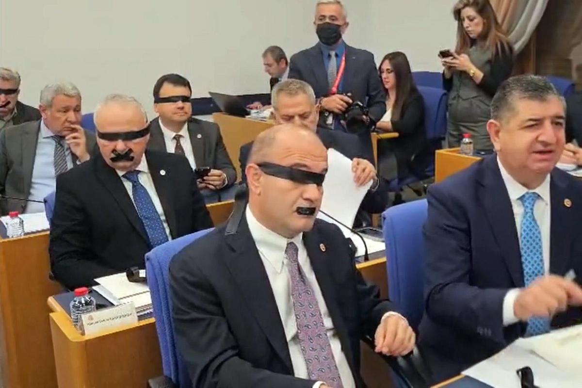 Yeni Partili vekiller, ağızlarını ve gözlerini bantladı