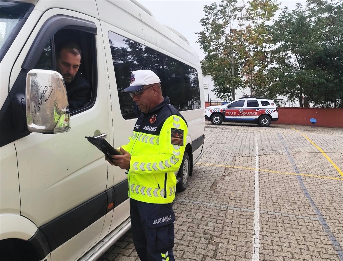 Hayrabolu\'da jandarma, öğrenci servislerini denetleyip sürücülere bilgilendirme yaptı