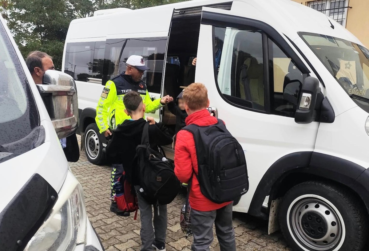 Hayrabolu\'da jandarma okul servislerini denetledi, öğrencilere kuralları anlattı