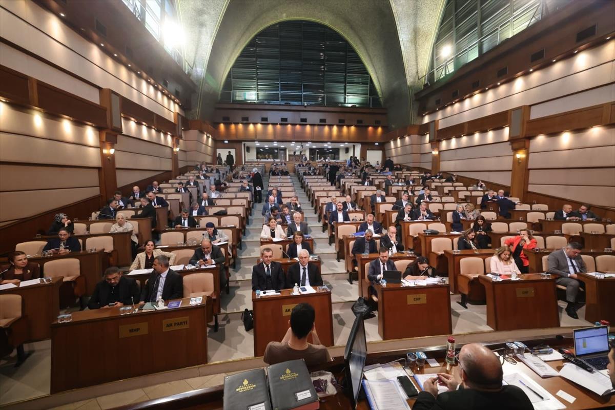 Sağanağın vurduğu gün İBB Meclisi\'nde tartışma: CHP\'li Vural \'su baskını yok\' dedi