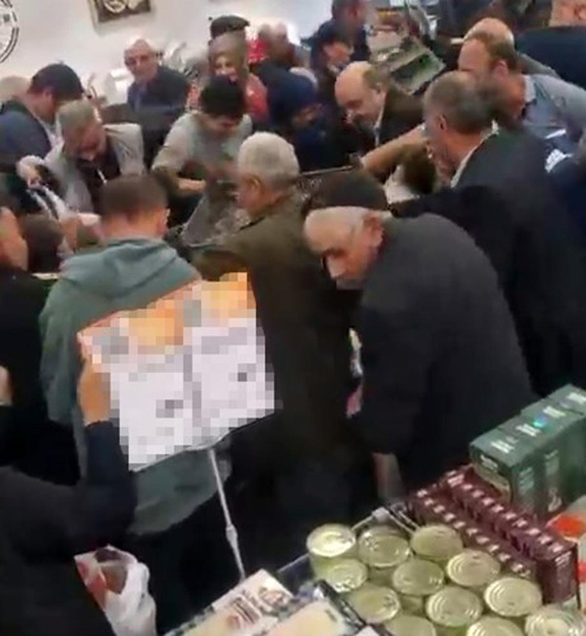 Palamudun fiyatı 100 TL\'den 40 TL\'ye düşünce Iğdır\'da markette izdiham çıktı