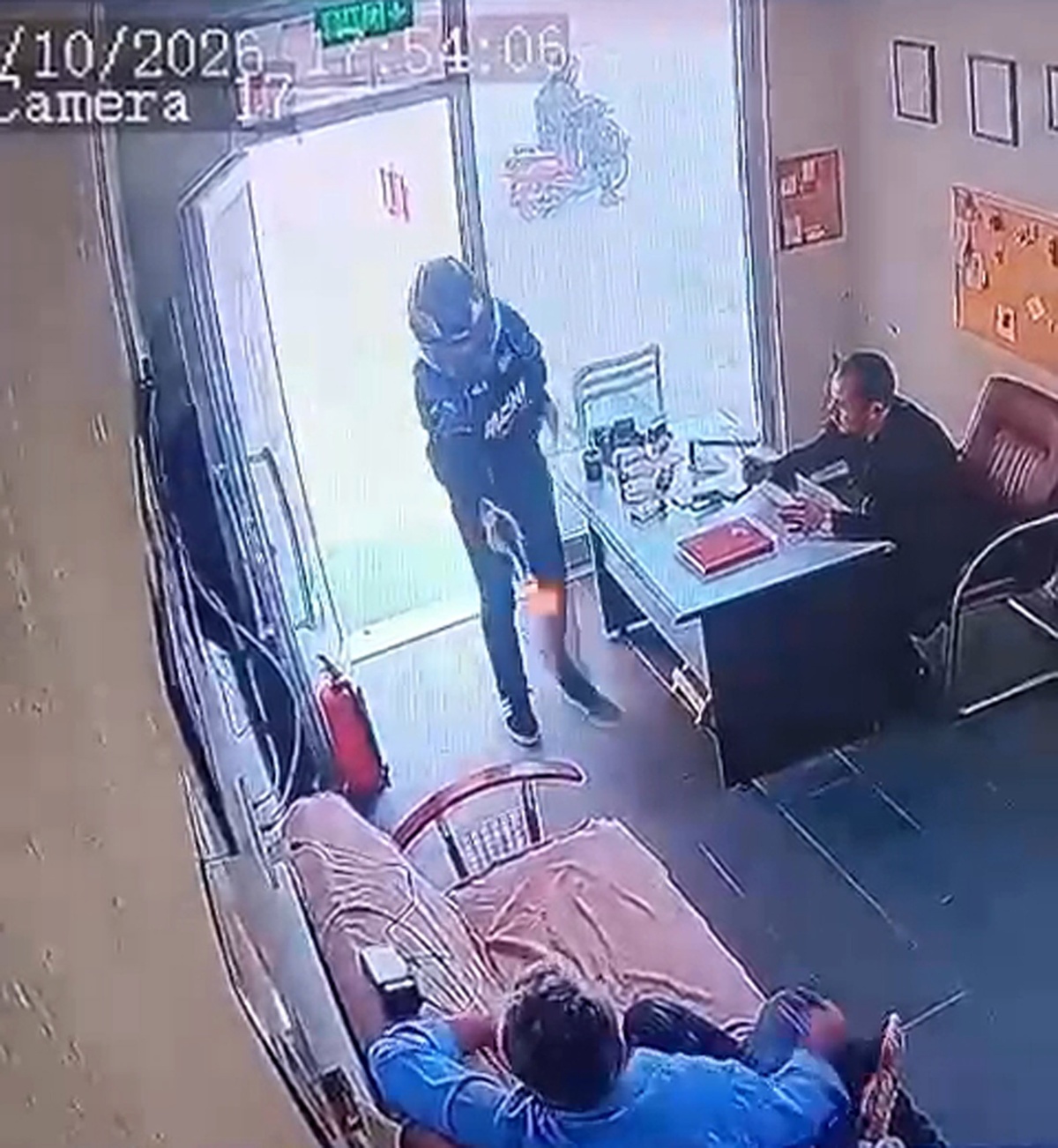 Isparta Eğirdir\'de akaryakıt istasyonuna silahlı saldırı kamerada, L.K. yaralandı