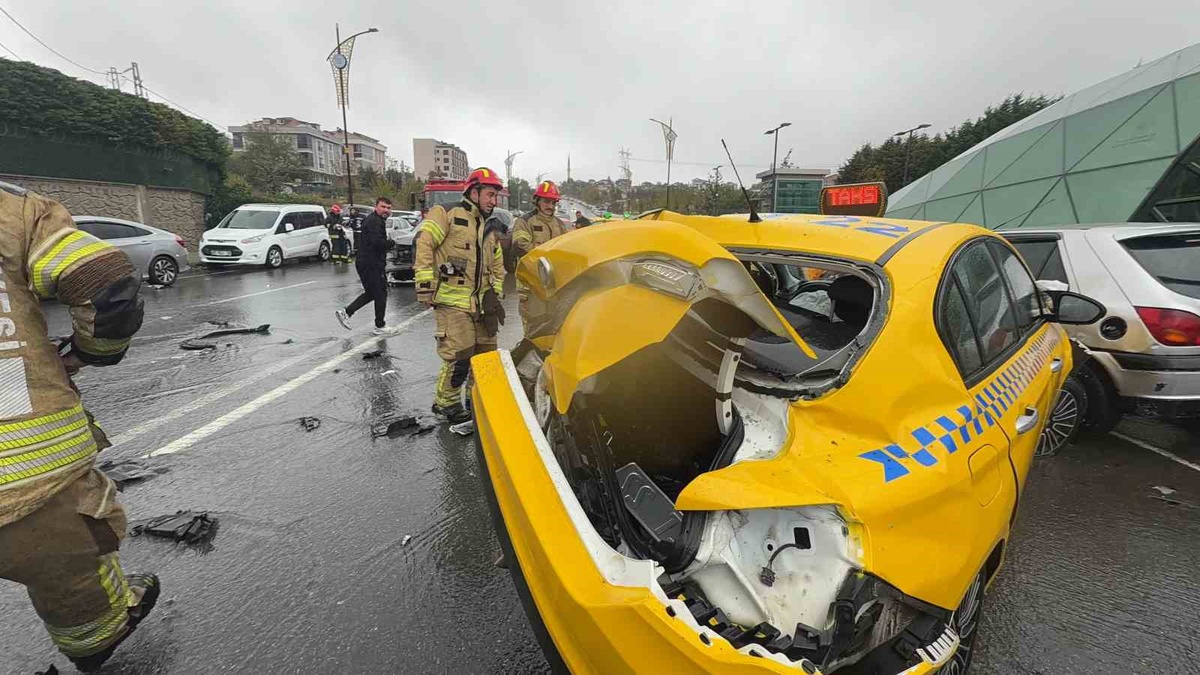 İstanbul Arnavutköy\'de 5 araçlı kazada 2 kişi yaralandı, muhtar trafik lambası istedi