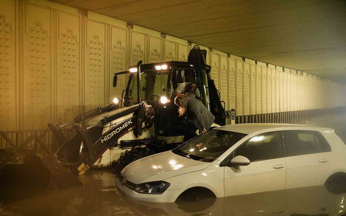 İstanbul\'da su basan alt geçitte mahsur kalan kadın sürücüyü iş makinesi kurtardı
