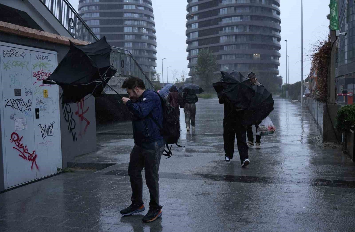 Bahçelievler Yenibosna\'da fırtına vatandaşları zorladı, şemsiyeler ters döndü