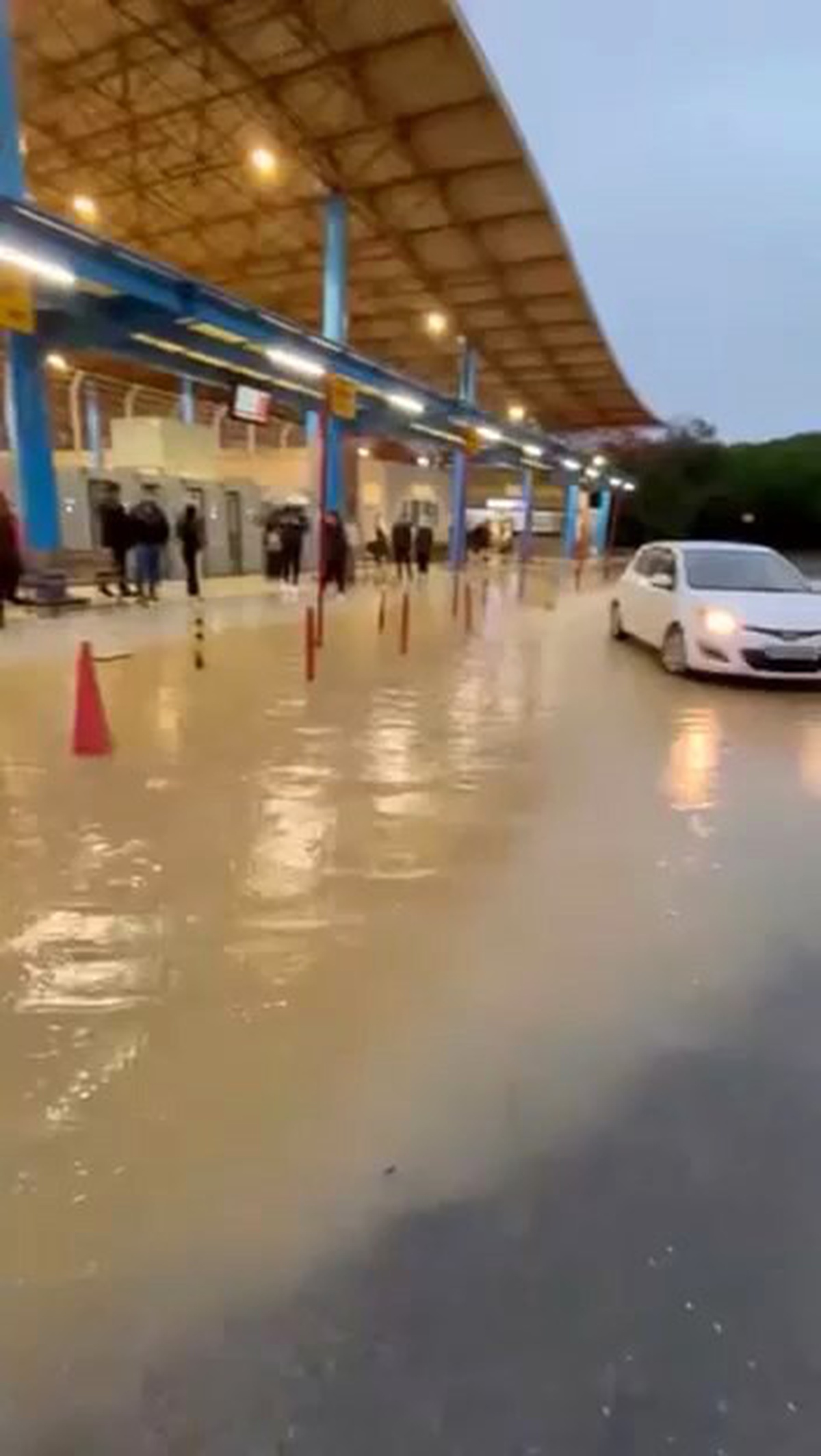 Başakşehir\'de sağanak yolları göle çevirdi, Olimpiyat Durağı\'nı su bastı