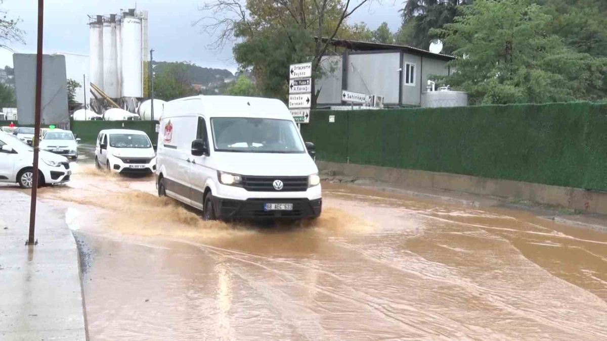 İstanbul Beykoz\'da sağanak sonrası taşkın, Akbaba Caddesi\'nde ulaşımı aksattı