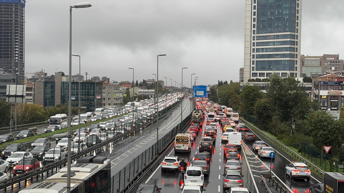 İstanbul\'da yağış trafiği felç etti: Yoğunluk yüzde 89