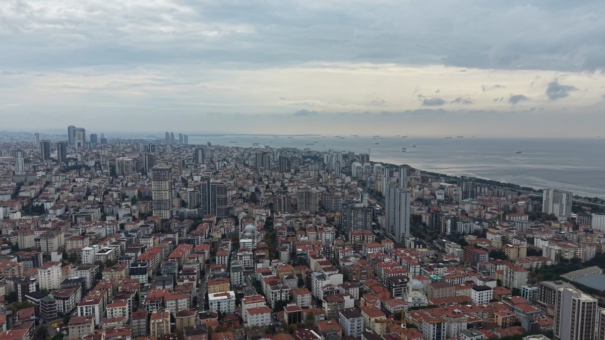 İstanbul\'da hava ikiye bölündü, Avrupa\'da sağanak Anadolu\'da açık hava dronla çekildi