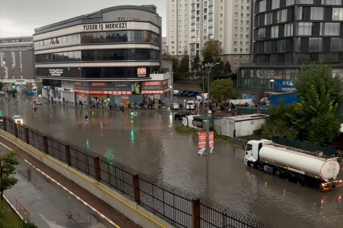 İstanbul\'da sağanak hayatı olumsuz etkiledi, alt geçitler ve iş yerlerini su bastı