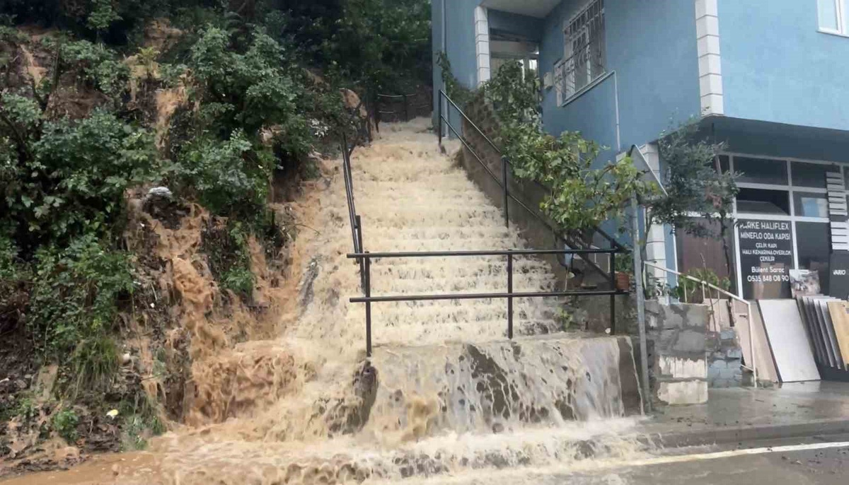 İstanbul Beykoz\'da sağanak yolları göle çevirdi, araçlar suda güçlükle ilerledi