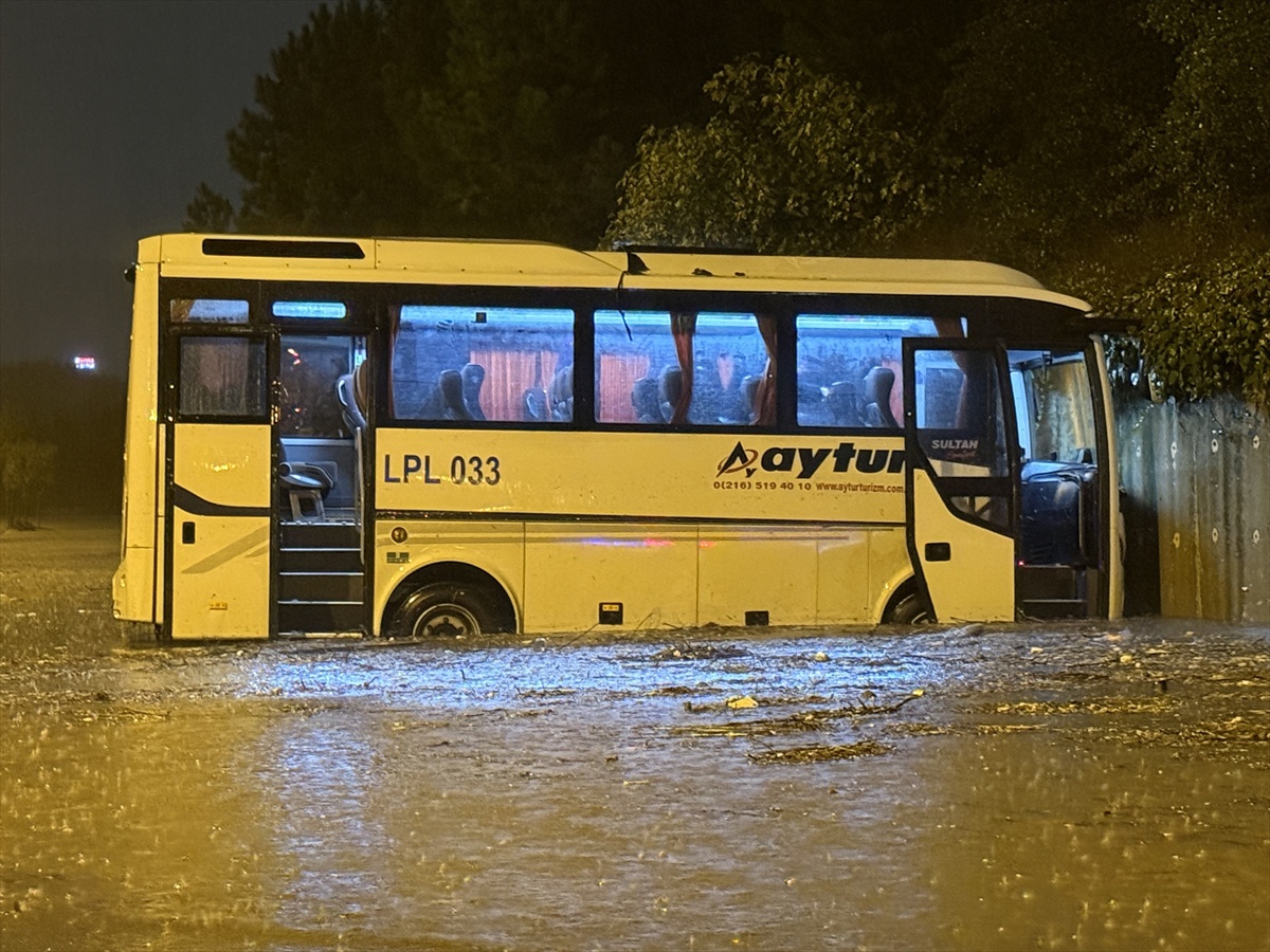 İstanbul\'da sağanak cadde ve sokakları su altında bıraktı, mahsur kalanlar kurtarıldı