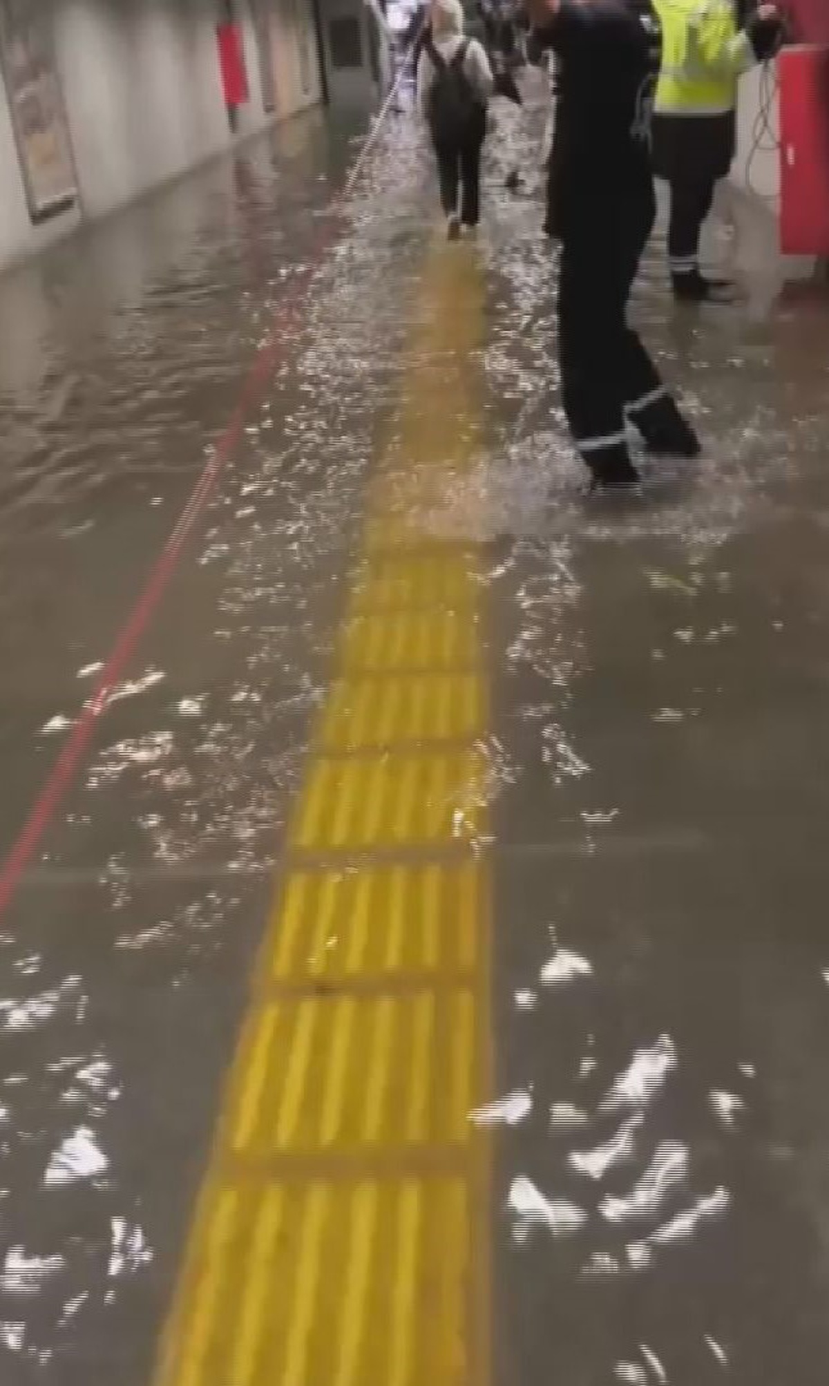 İstanbul\'da sağanak metro istasyonlarını ve AVM otoparkını su altında bıraktı
