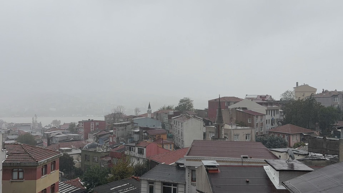 İstanbul\'da sağanak birçok ilçede etkili oldu, kara bulutlar gündüz havayı kararttı