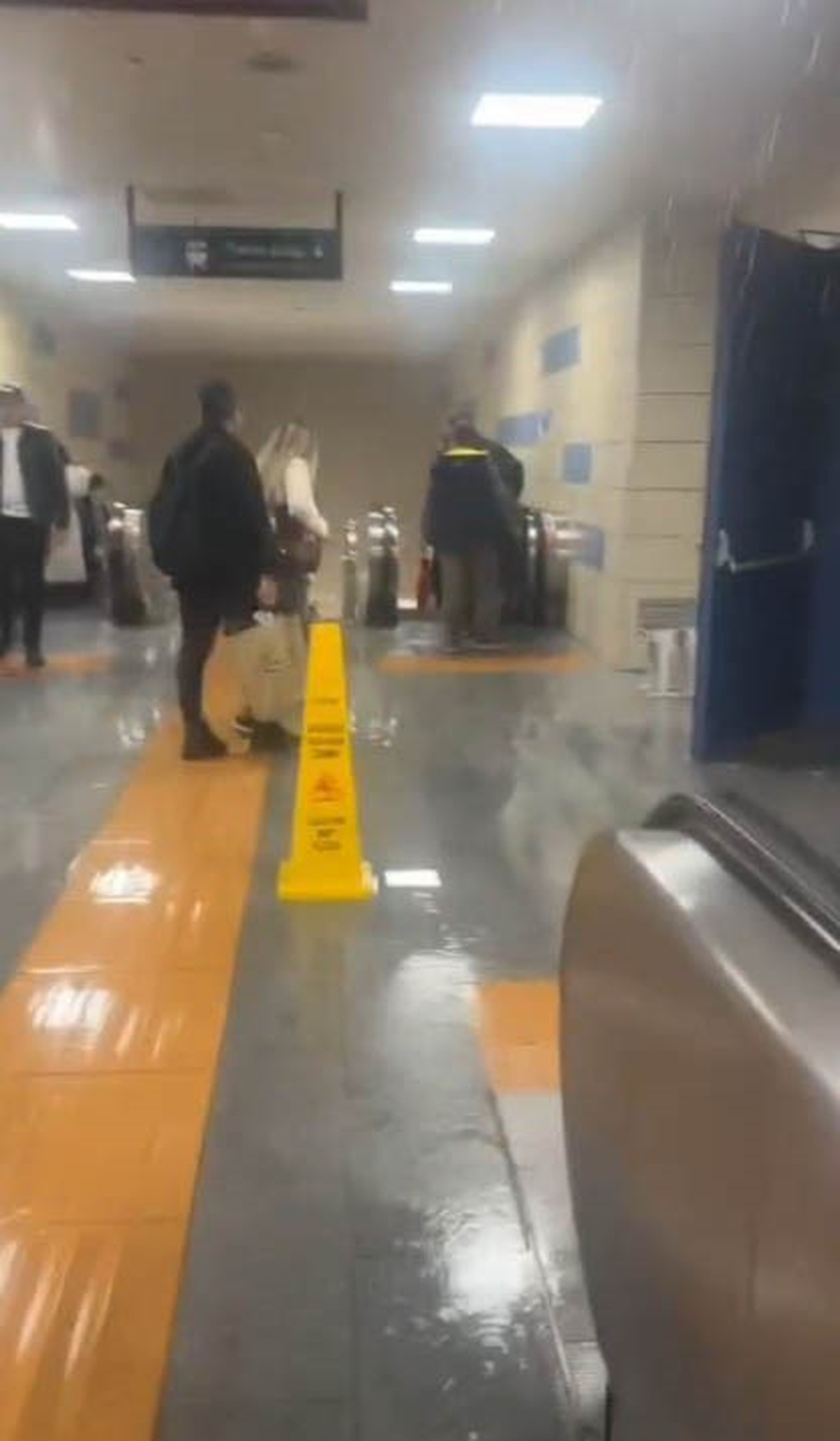 İstanbul\'da Hacıosman metro istasyonunu su bastı, yolcular ıslanmamak için ilerledi