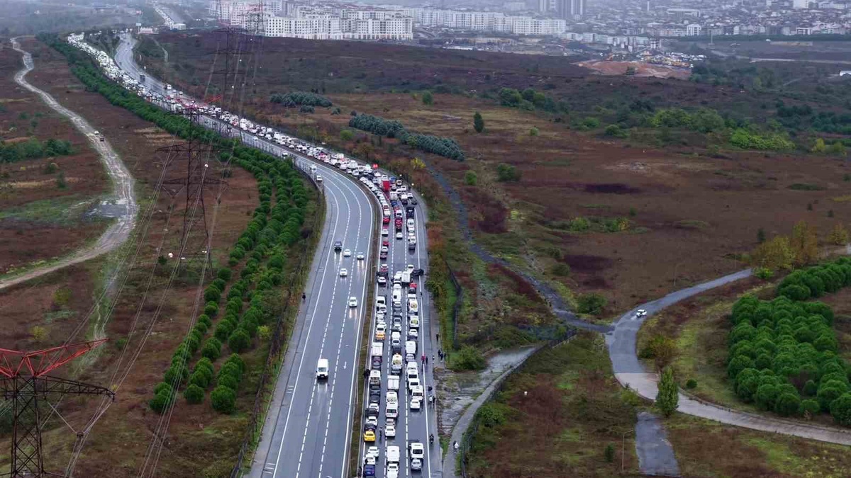 İstanbul\'da sağanak Mahmutbey-Habipler yolunda araçlar ilerleyemedi