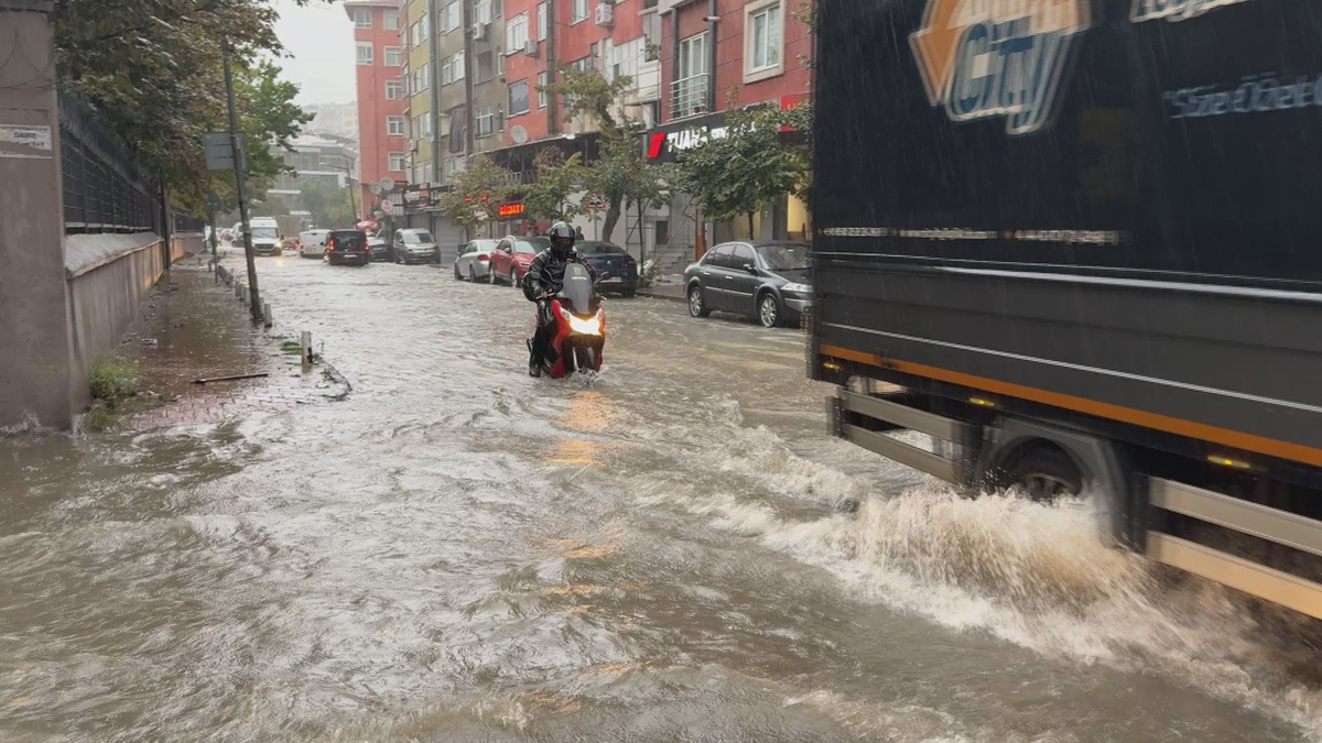 İstanbul\'da sağanak Sarıyer ve Kağıthane\'de cadde ve sokakları su altında bıraktı