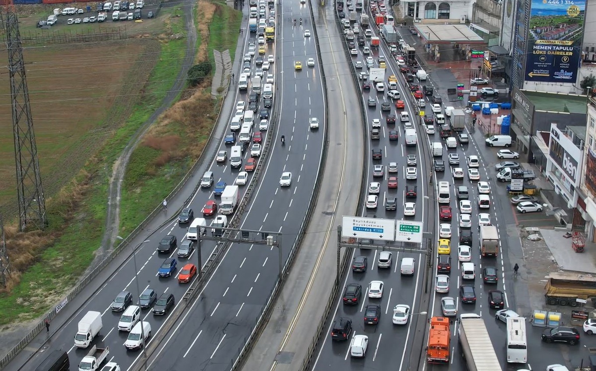 İstanbul\'da sağanak sonrası Avcılar, Beylikdüzü ve Küçükçekmece\'de trafik yoğunlaştı