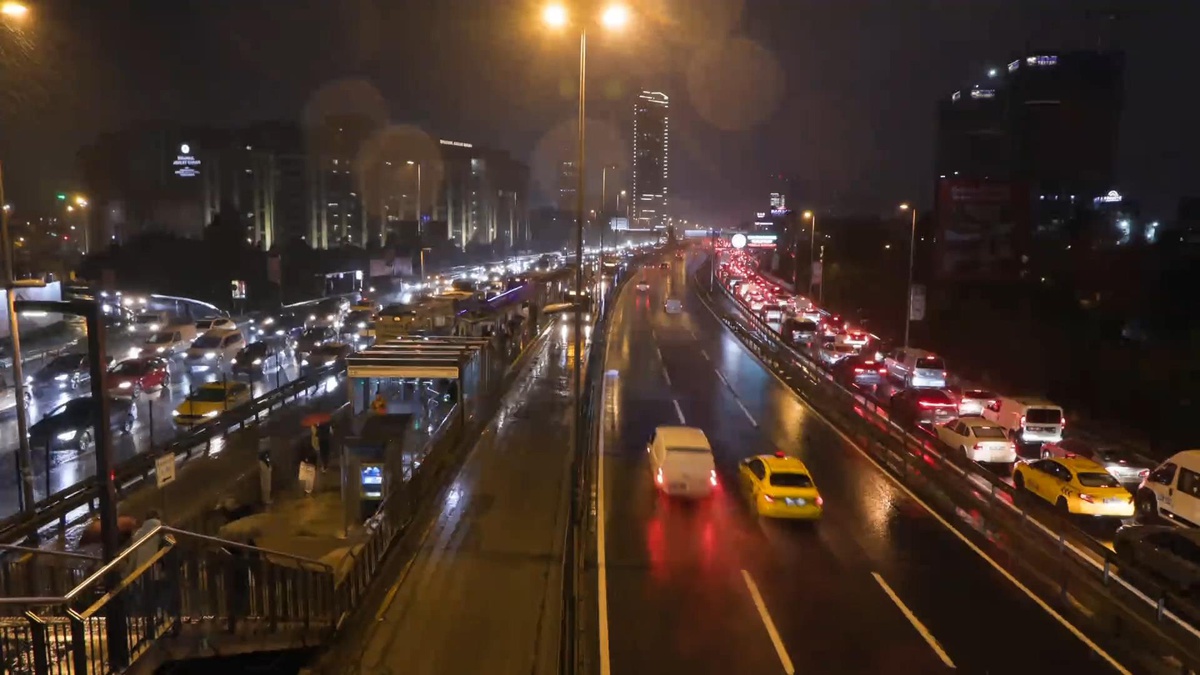 İstanbul\'da sağanak sonrası trafik yoğunlaştı, gece geç saatlere kadar sürdü