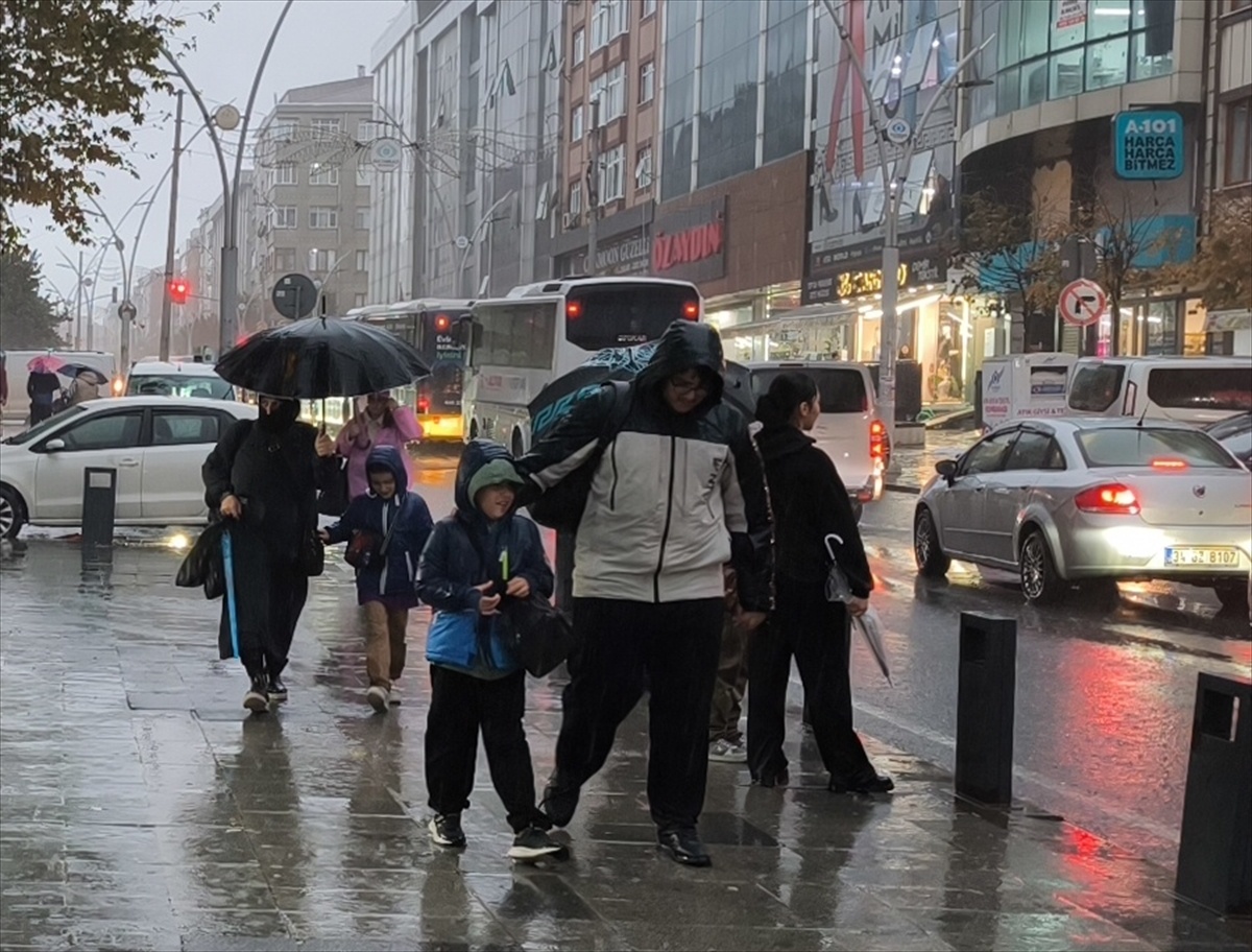İstanbul\'da sağanak su baskınlarına neden oldu, Beykoz\'da 2 yaralı bildirildi