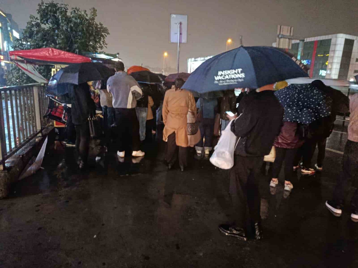 İstanbul\'da şiddetli yağmur trafiği kilitledi, toplu taşımada yoğunluk yaşanıyor