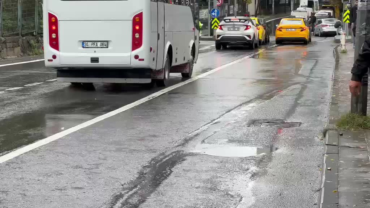 İstanbul\'da sağanak ve fırtına etkili oldu, trafik yoğunluğu yüzde 80\'e yaklaştı