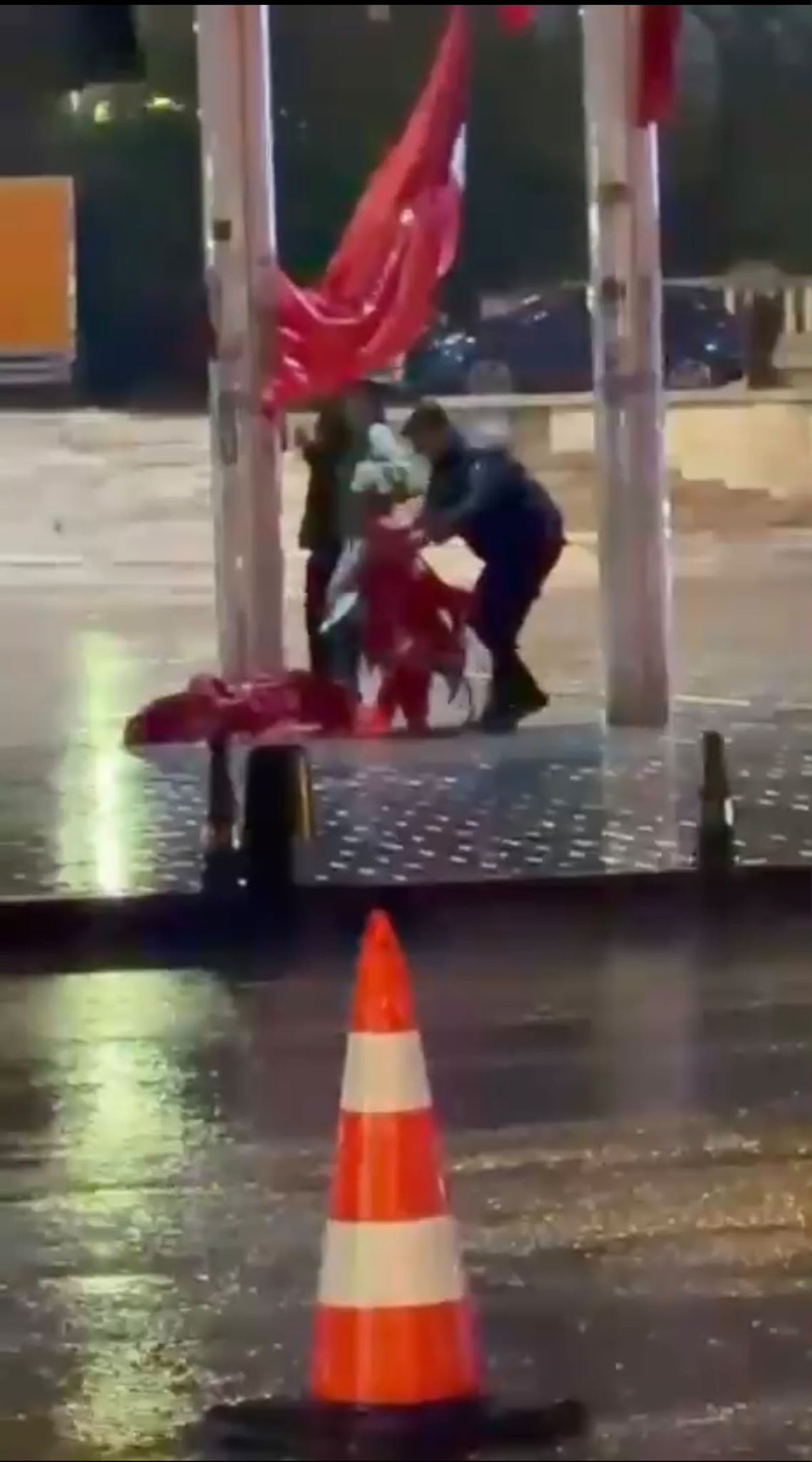Fırtınada yere düşen bayrak, Taksim\'de çevik kuvvet polisi tarafından kaldırıldı