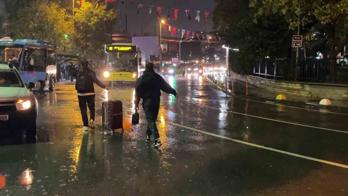 Meteoroloji uyarısının ardından İstanbul\'da sağanak ve fırtına ulaşımı aksattı