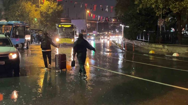 Meteoroloji uyarısının ardından İstanbul'da sağanak ve fırtına ulaşımı aksattı
