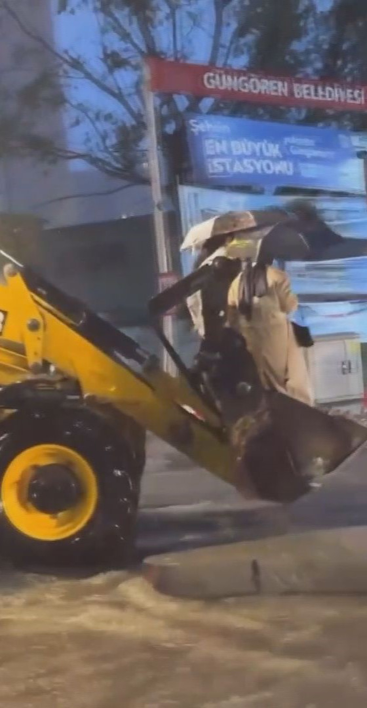 İstanbul\'da sağanak su baskınına yol açtı, Merter Metro\'da mahsur kalanlar kurtarıldı