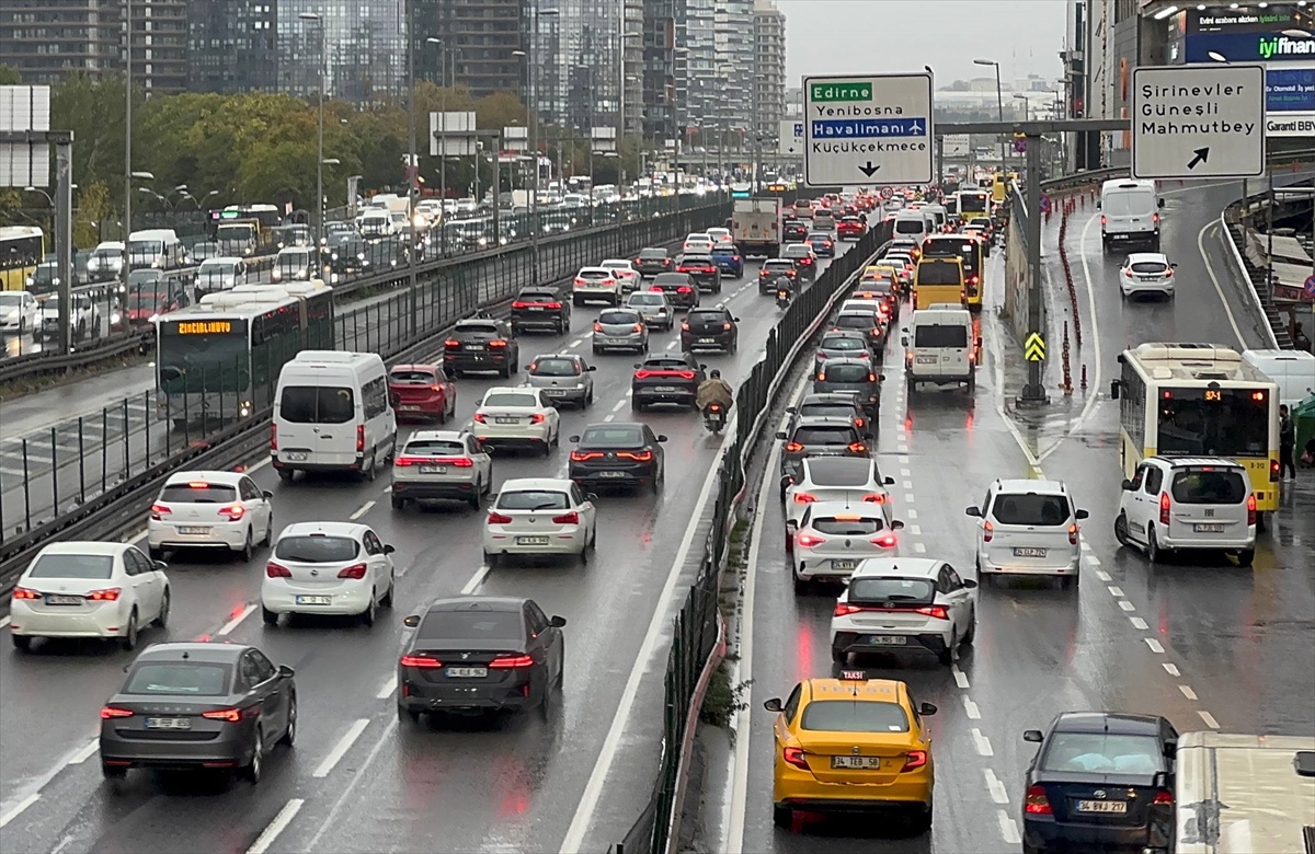 İstanbul\'da yağışın da etkisiyle sabah trafik yoğunluğu oluştu
