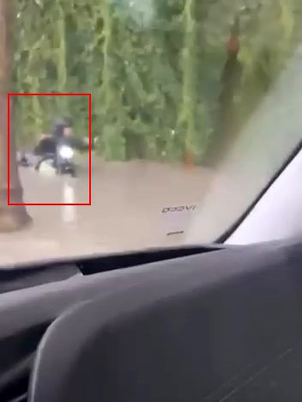 İstanbul\'da yağmur yolları göle çevirdi, suya batan motosikletli zor anlar yaşadı