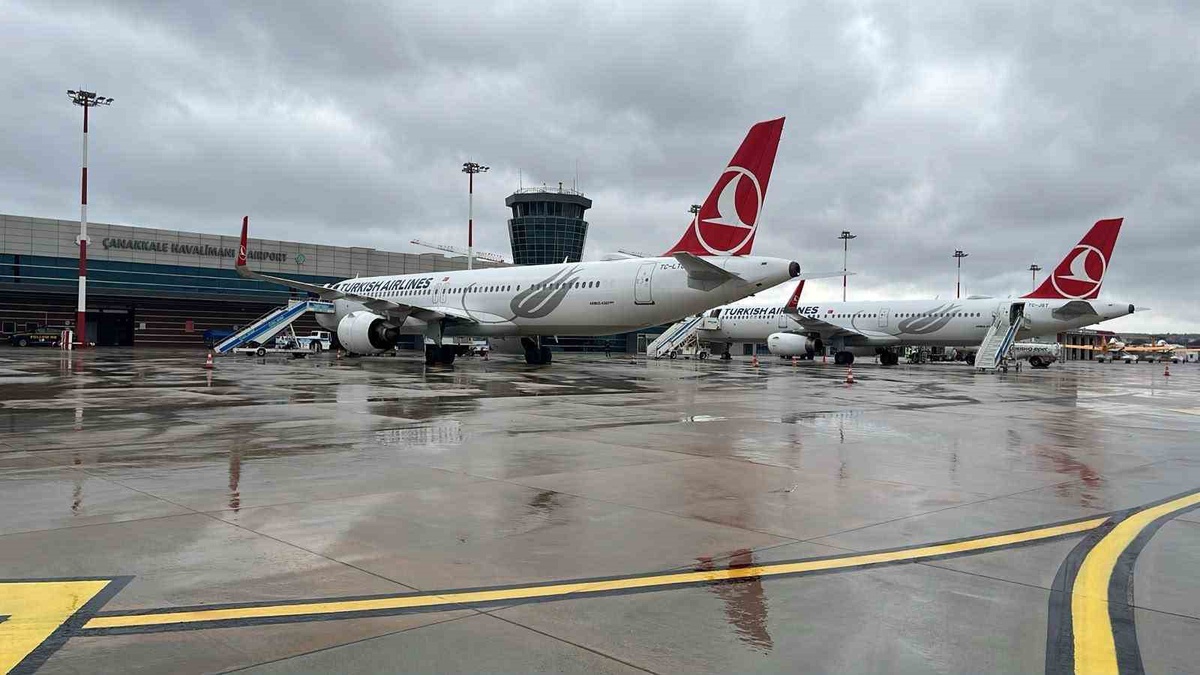 Barselona ve Çukurova\'dan uçaklar İstanbul havası nedeniyle Çanakkale\'ye güvenli indi