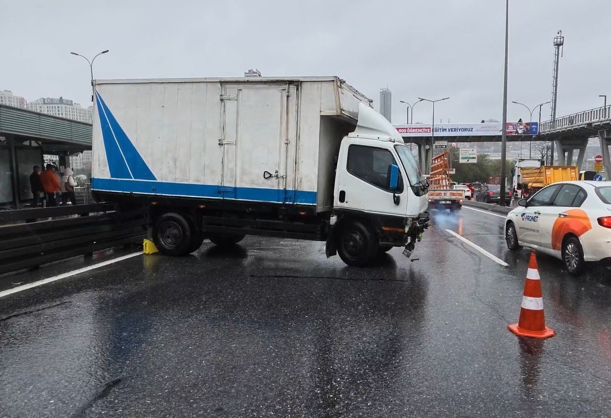 İstanbul Haramidere\'de kamyonet metrobüs bariyerlerine çarpıp yan döndü, trafik durdu