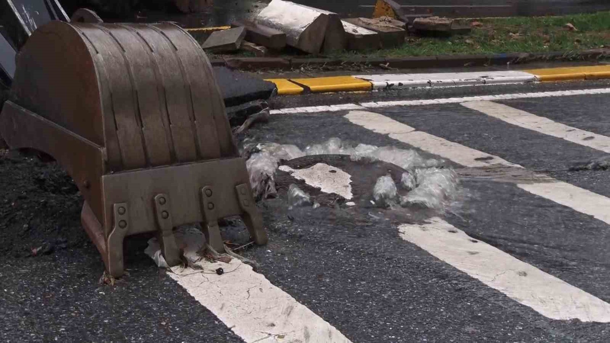 İstanbul Eyüpsultan\'da sağanakta yol çökmesi trafiği kilitledi