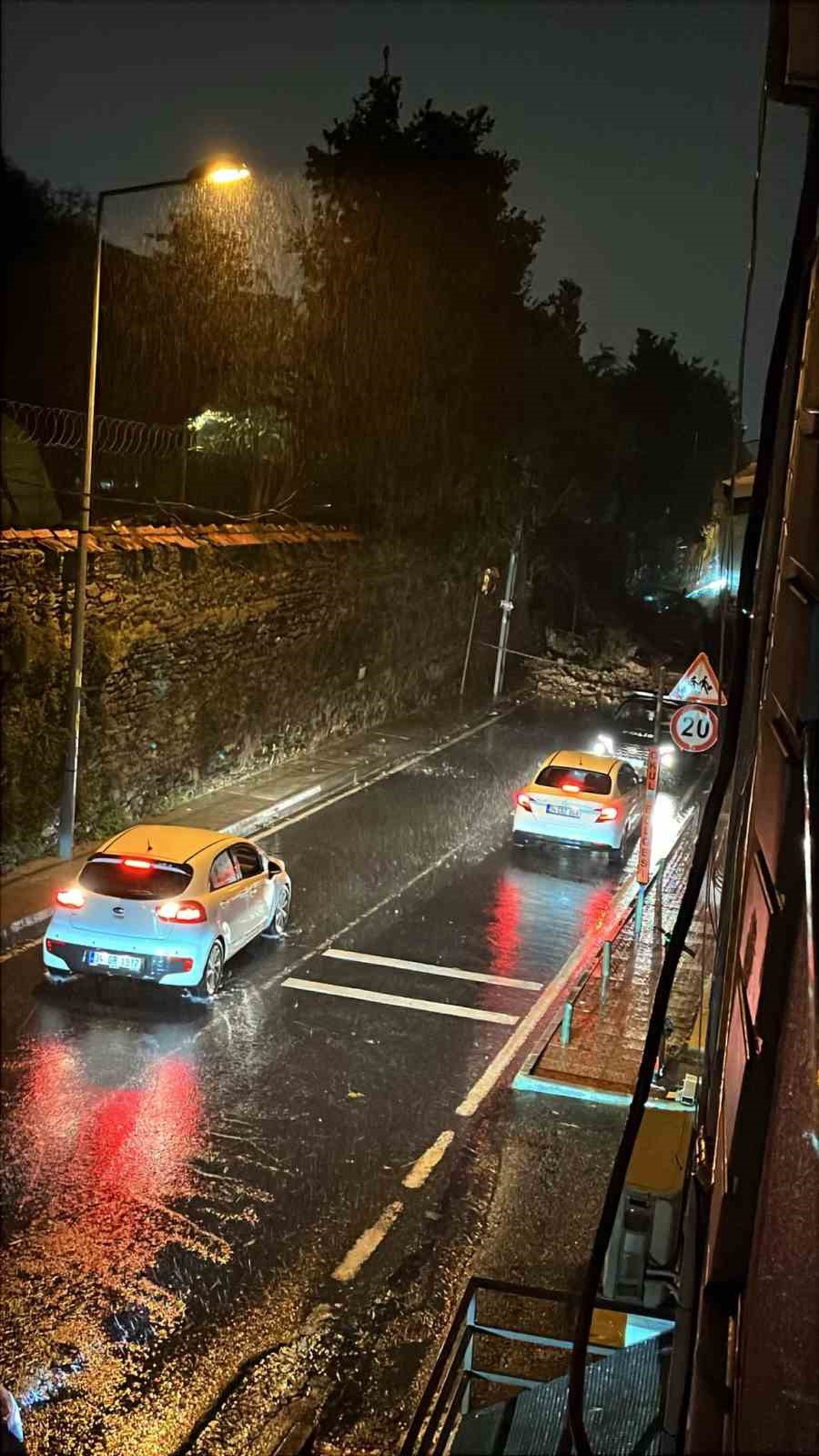 İstanbul Ortaköy\'de istinat duvarı çöktü, ölen yaralanan olmazken trafik durdu