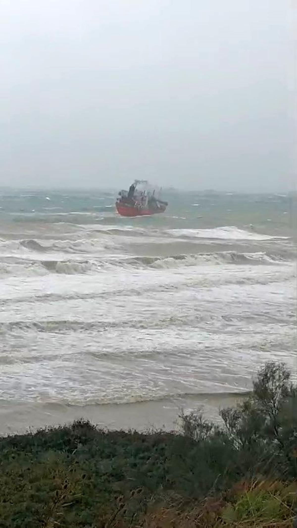Kameraya yansıyan fırtınada GAS MILANO LPG tankeri İstanbul Sarıyer\'de kurtuldu