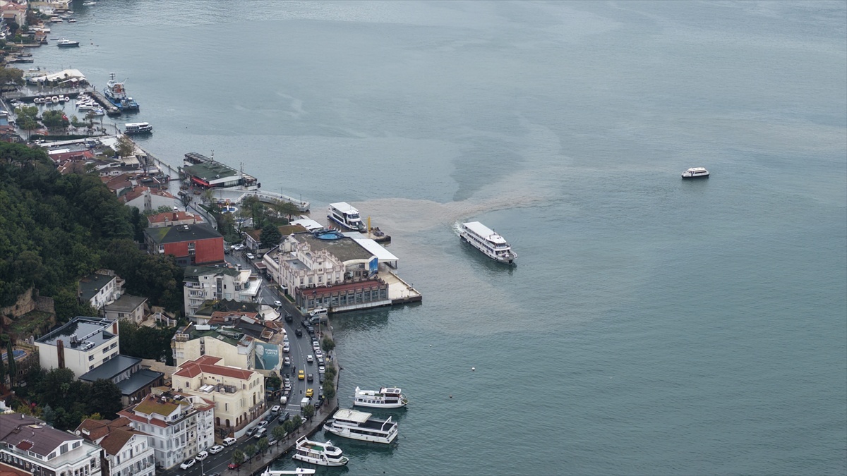İstanbul Sarıyer\'de sağanak sonrası çamurlu su denizi kahverengiye çevirdi