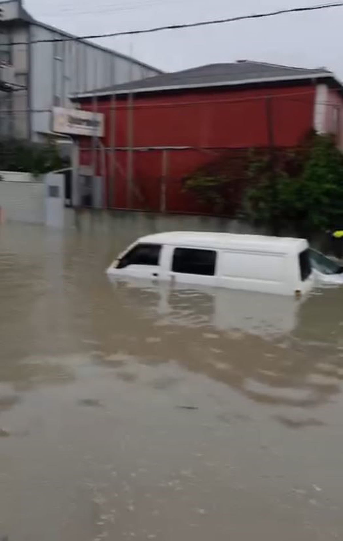 İstanbul Sultangazi\'de su baskınının ilk anları kamerada, bir araç sürüklendi