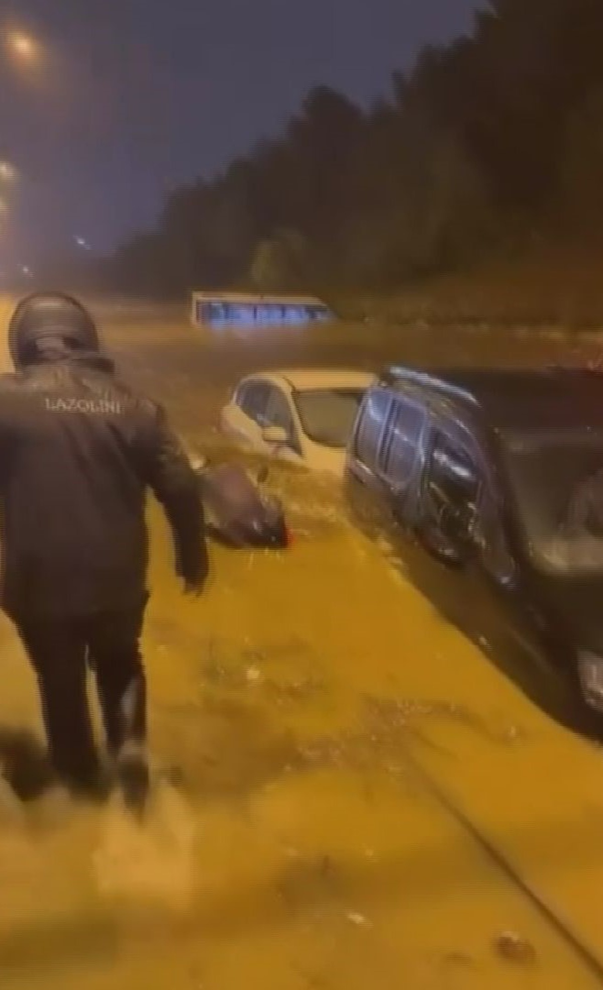 Ümraniye\'de yağışla biriken suda araçlar mahsur kaldı, sürücüler zor anlar yaşadı