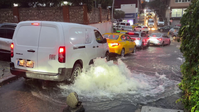 İstanbul yağmura teslim! Gün boyu devam eden yağışın bilançosu ağır oldu