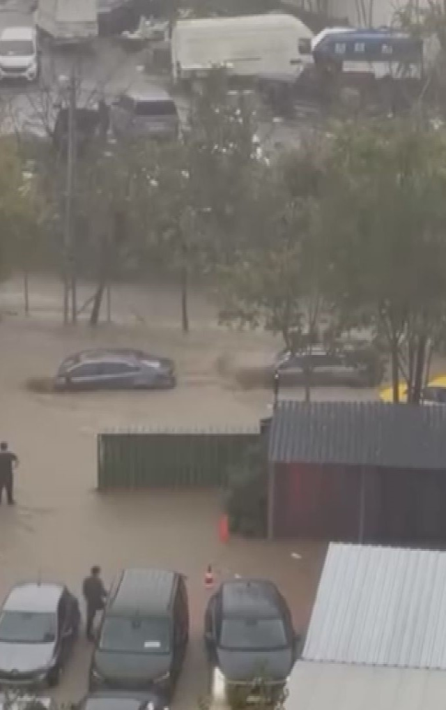 İstanbul yağmura teslim! Gün boyu devam eden yağışın bilançosu ağır oldu