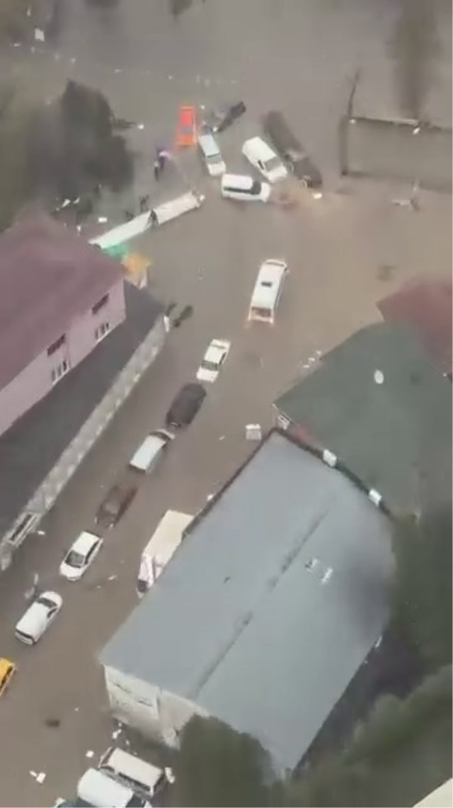 İstanbul yağmura teslim! Gün boyu devam eden yağışın bilançosu ağır oldu