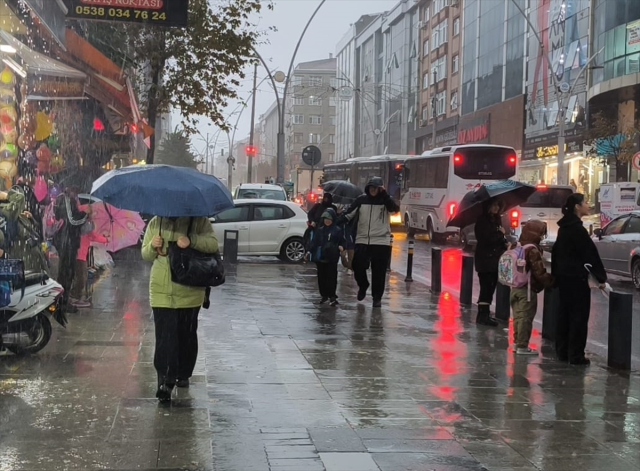 İstanbul yağmura teslim! Gün boyu devam eden yağışın bilançosu ağır oldu