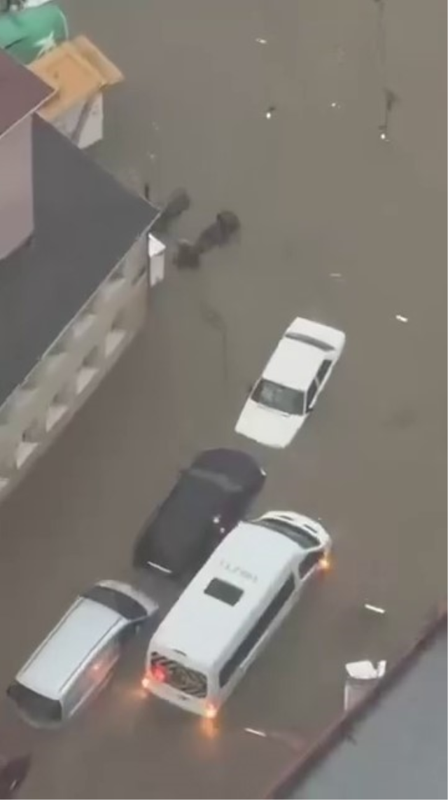 İstanbul yağmura teslim! Gün boyu devam eden yağışın bilançosu ağır oldu