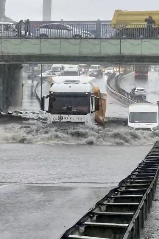 İstanbul yağmura teslim! Gün boyu devam eden yağışın bilançosu ağır oldu